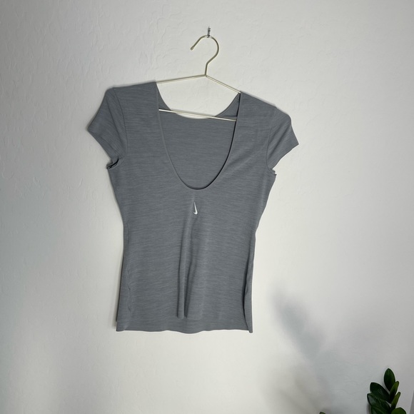 NIKE Dri Fit Short Sleeve Yoga/Workout Top Size Small - Picture 4 of 5